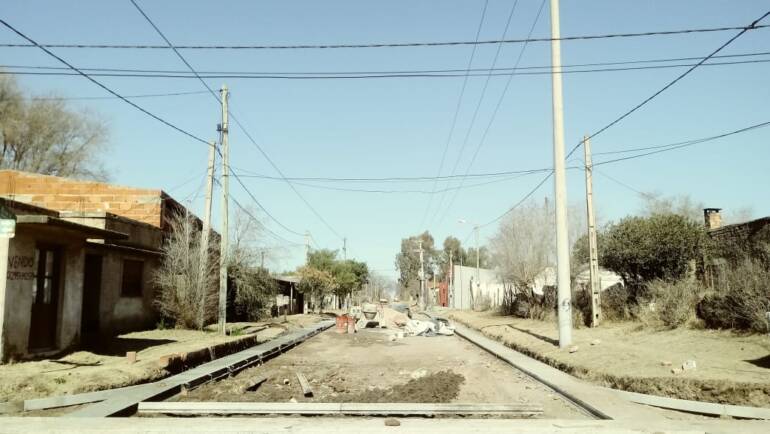 Continuamos avanzando con la obra cordón cuneta de la calle Elsa Venturini