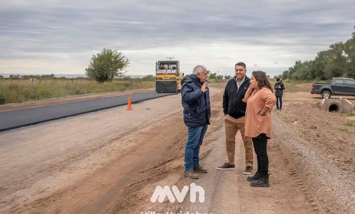 COMENZÓ EL ASFALTADO DE LA RUTA VILLA HUIDOBRO – LA PAMPA