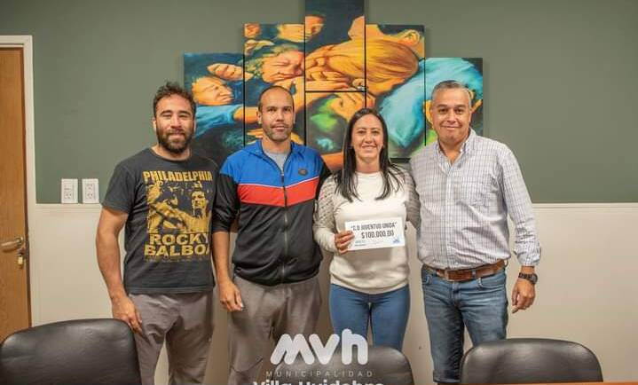 El realizó la entrega de 3 subsidios no reintegrables