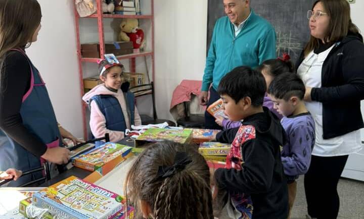 ENTREGA DE JUGUETES Y MATERIAL DIDÁCTICO EN EL CENTRO DE APOYO AL NIÑO Y LA FAMILIA «MIRNA MERLO»