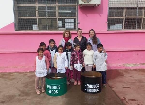 ESCUELAS Y RECICLAJE: ENTREGA DE CESTOS Y CUIDADO DEL ENTORNO