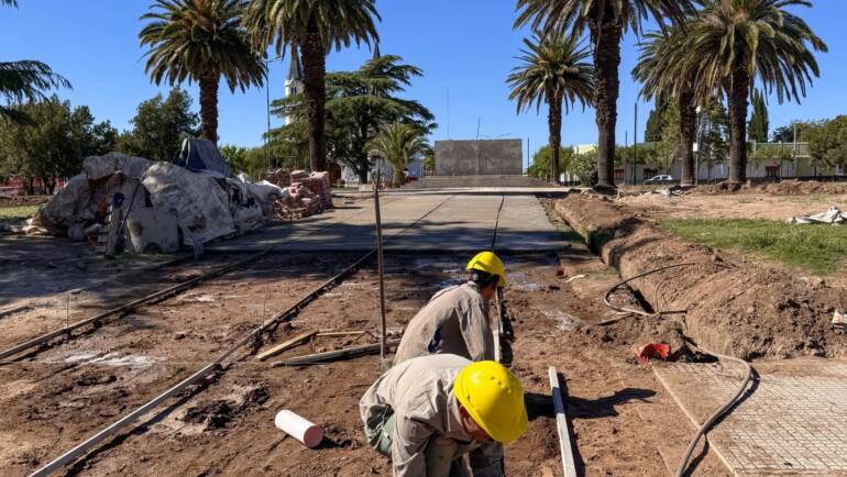 VISITA DE LOS REPRESENTANTES DEL GOBIENO DE CÓRDOBA AL AVANCE DE LA OBRA «PLAZA 25 DE MAYO»