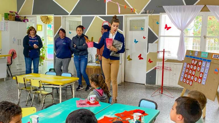JARDINES DE INFANTES RECOLECTAN TAPITAS PARA EL CUIDADO DEL AMBIENTE