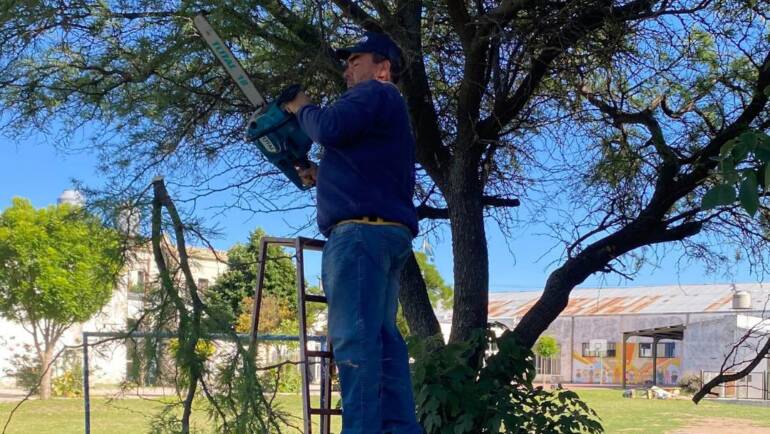 EL MUNICIPIO APOYA LA PREPARACIÓN DEL «GRAN FOGÓN» EN EL CENTRO EDUCATIVO MANUEL BELGRANO