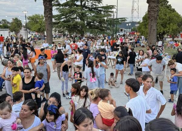 ¡GRACIAS A TODOS POR HACER DE LA 1° FERIA EN NUESTRA PLAZA 25 DE MAYO UN VERDADERO ÉXITO!