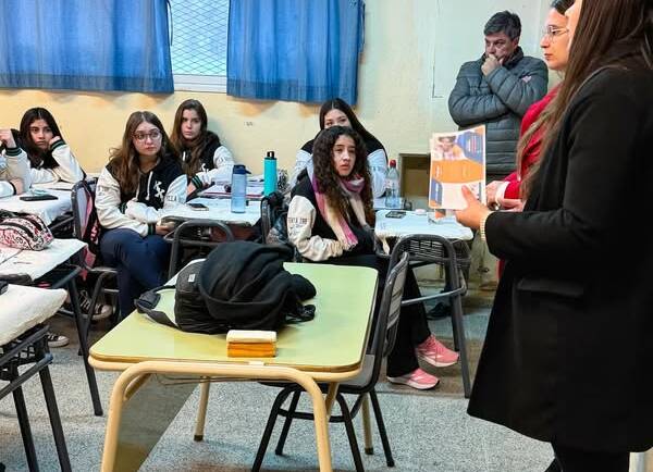 CHARLA INFORMATIVA A ESTUDIANTES DE ÚLTIMO AÑO DEL SECUNDARIO
