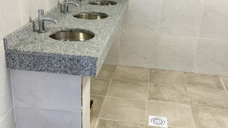 NUEVOS SANITARIOS PARA NIÑAS EN EL CENTRO EDUCATIVO “JUANA JUSTA DE CHELI”