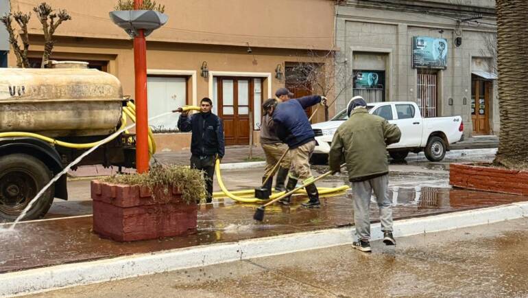 PERSONAL DE OBRAS Y SERVICIOS SE ENCUENTRAN REALIZANDO LA LIMPIEZA INTEGRAL DE LA AV. ESPINOSA