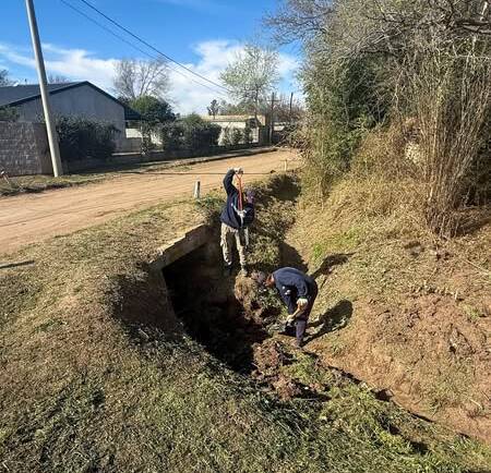 LIMPIEZA DE BANQUINAS Y DESAGÜES PLUVIALES EN EL INGRESO A NUESTRO PUEBLO