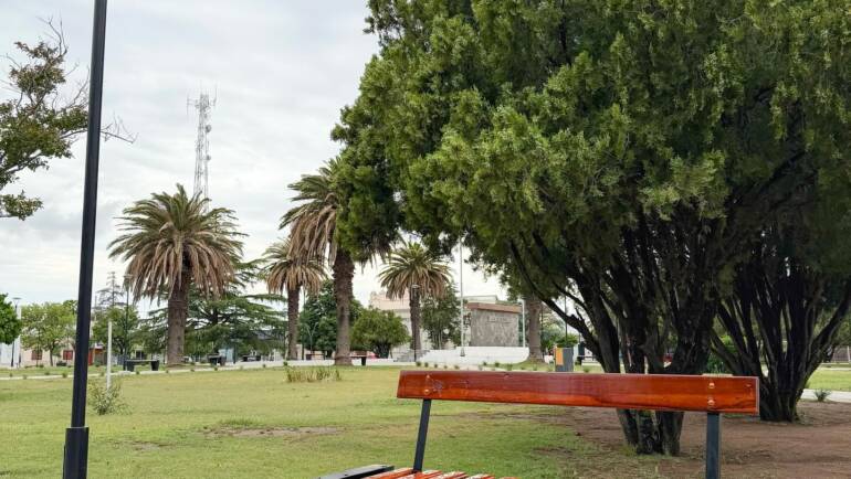 Más espacios cómodos para disfrutar de nuestra plaza 25 de mayo