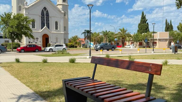 Nuevos bancos con respaldo en nuestra Plaza 25 de Mayo