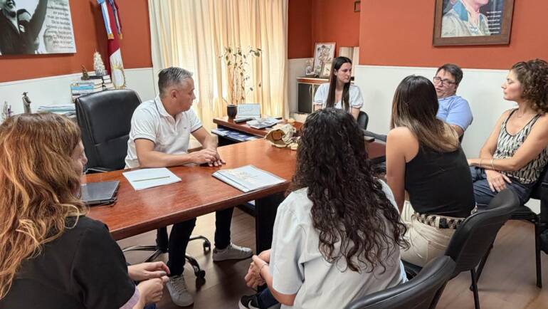 Nuestro intendente mantuvo una reunión con las integrantes de la RAAC de nuestro pueblo y con el director de nuestro Hospital Municipal, el Dr. Eduardo Andrada, con el objetivo de realizar un balance del trabajo desarrollado a lo largo del año