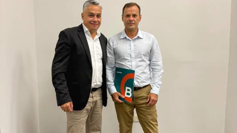Nuestro Intendente Municipal, Dr. Enzo Fernando Quiroga, se encuentra en la ciudad de Córdoba, donde llevó adelante la firma del crédito para la adquisición de un chasis camión Volkswagen Delivery 9.180, cabina simple, caja manual, nuevo 0 km, equipado con caja volcadora trasera de 6 m³ marca Lexxor, de industria nacional