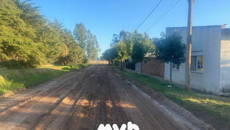 Continuamos con el mantenimiento permanente de las arterias de tierra de nuestra localidad, garantizando mejores condiciones de transitabilidad para vecinos y vecinas