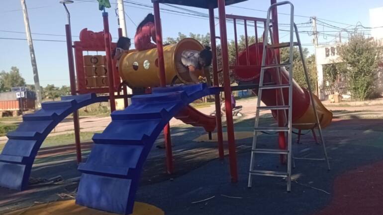 REPARADOS LOS JUEGOS DAÑADOS DIAS ATRAS EN PLAZOLETA PAOLA QUIROGA
